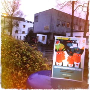 NHH i Bergen med boka mi