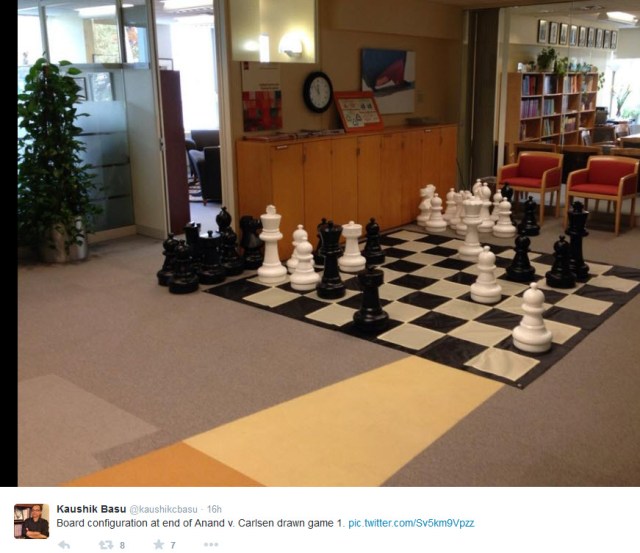 Sjeføkonom med sans for sjakk. Faksimile fra Twitterprofilen til professor Kaushik Basu.