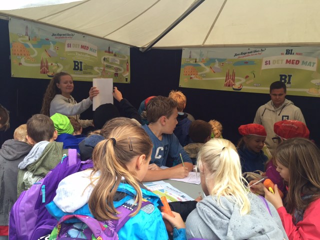 Jeg gleder meg som en unge til å gå på forskningstorg. Bilde fra BIs telt på Forskningstorget i Oslo 2015: Si det med mat!.