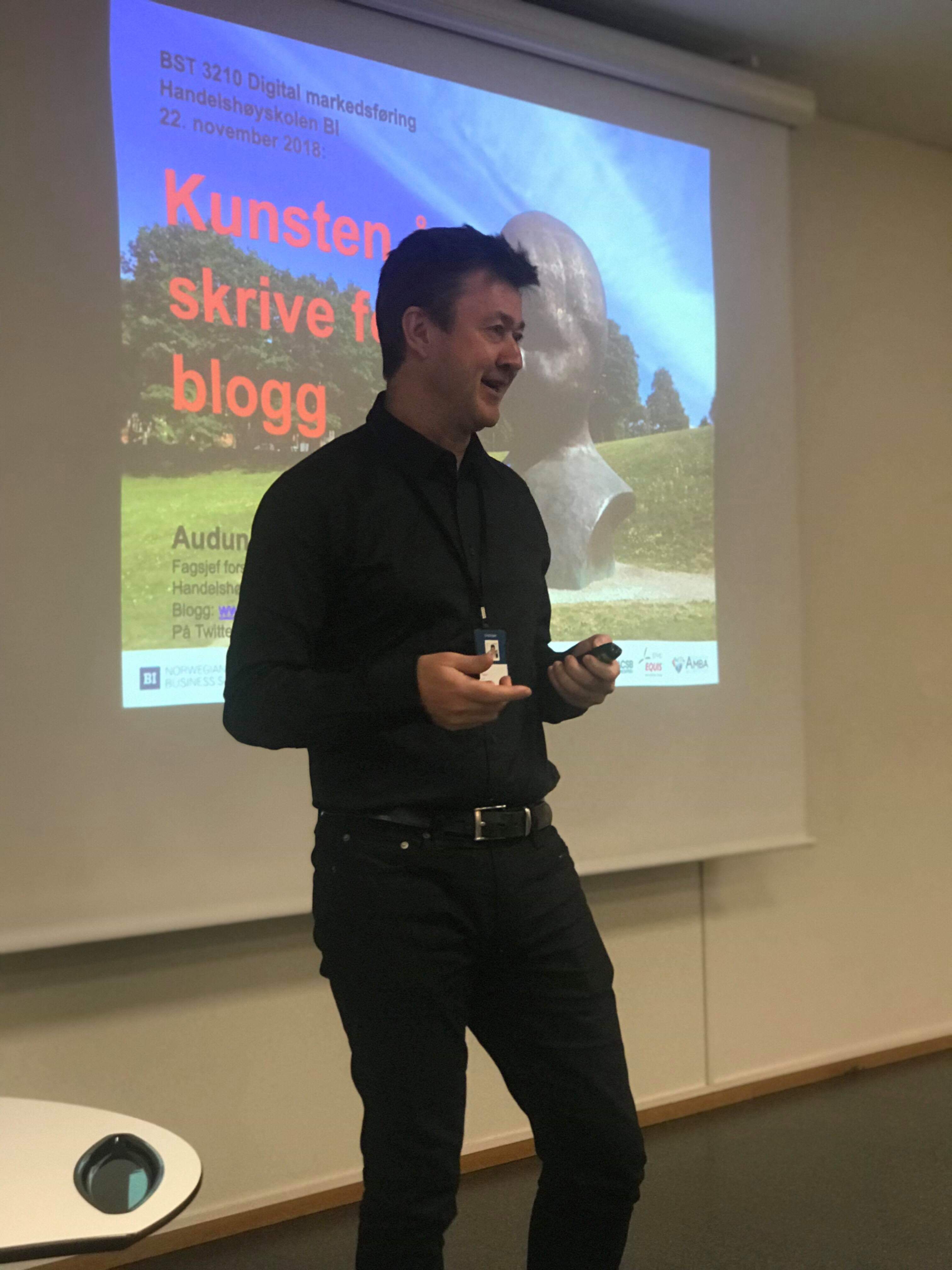 Audun Farbrot i manesjen - Foreleser om kunsten å skrive godt og effektivt