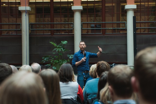 Tom Karp gir råd om hva norske ledere kan gjøre bedre. Her foreleser han i Kristiania Lederforum.