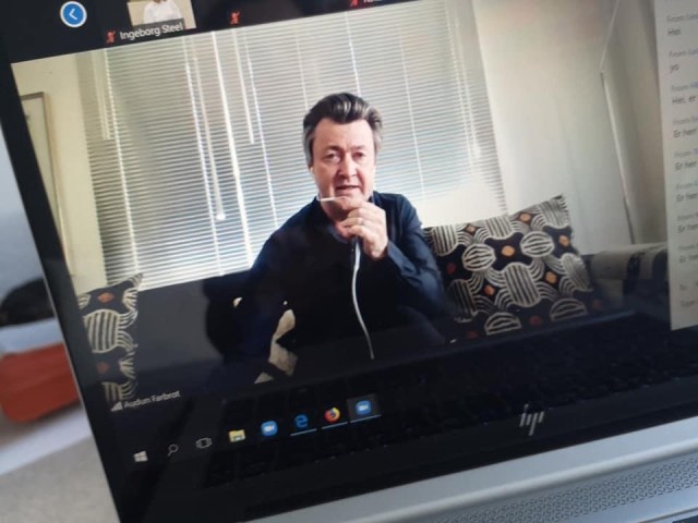 Sofaprat med studenter om å holde knallgode presentasjoner. (Foto - Lene Pettersen).